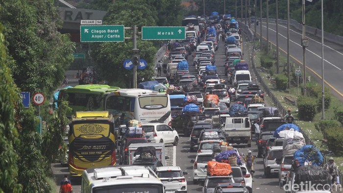 Penampakan macet panjang di KM 94 Tol Tangerang-Merak. (Ari Saputra/detikcom)