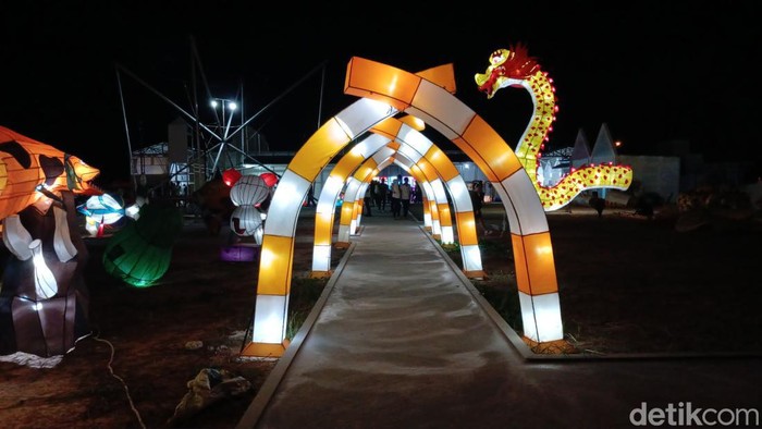 Pengunjung menikmati Batam Light Festival di kawasan Bengkong, Batam, pada Sabtu (6/4/2024) malam. (Alamudin Hamapu/detikSumut)