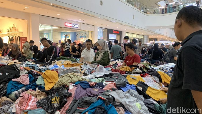 Pengunjung saat berburu baju Lebaran di Plaza Medan Fair. (Foto: Kartika Sari/detikSumut).
