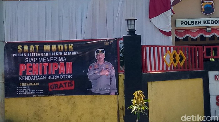 Spanduk layanan parkir gratis di Polsek Kebonarum, Klaten.