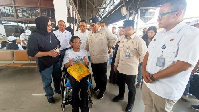 Penyandang Disabilitas Mudik Gratis dengan Kereta Api Pogram Mudik Bersama Disabilitas BSI Maslahat dan BSI tahun ini diikuti oleh 50 orang penyandang disabilitas. Mereka mudik dengan kereta api.