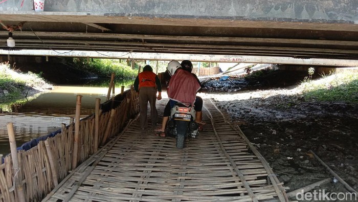 penyebrangan jalan di bawah kolong jembatan di Kabupaten Indramayu