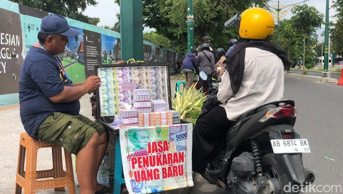 Penyedia jasa tukar uang pecahan baru menjamur di jalan Panembahan Senopati, Gondomanan, Kota Jogja, Minggu (7/4/2024).