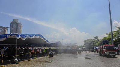 Panas Menyengat, Pemudik Motor Disemprot Air