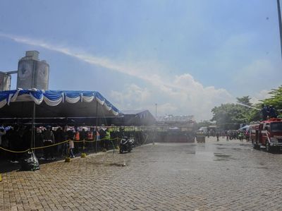 Panas Menyengat, Pemudik Motor Disemprot Air