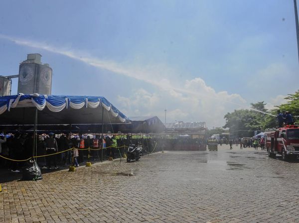 Panas Menyengat, Pemudik Motor Disemprot Air