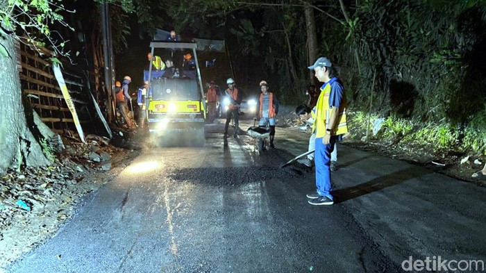 Perbaikan jalan alternatif Nagrak dikebut hingga tengah malam