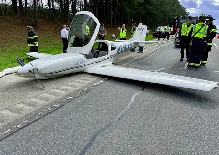 Pesawat Lancair 360 mendarat darurat di jalan raya