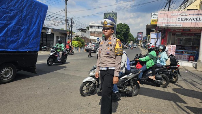 Petugas mempersiapkan trouble spot di ruas Karanglo-Karangploso.