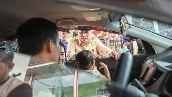 Pj Bupati Muba Apriyadi meninjau pemudik yang melalui Jalintim.