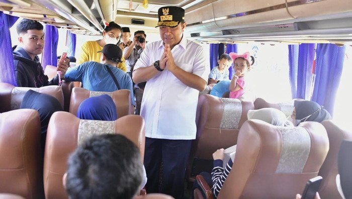 Pj Gubernur Sulsel Bahtiar Baharuddin saat meninjau kondisi peserta mudik gratis.