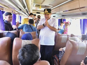 Pj Gubernur Sulsel Lepas 500 Peserta Mudik Gratis, Dibekali Bantuan Sembako