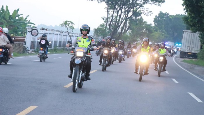 Polisi Bojonegoro patroli lalu lintas untuk memastikan mudik aman dan nyaman.