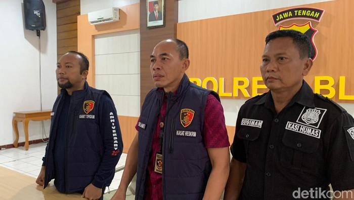 Polisi memberikan keterangan di Aula Aria Guna Polres Blora, Minggu (7/4/2024).