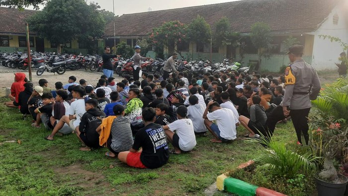 Polisi mengamankan 82 sepeda motor di arena balap liar Mojokerto.