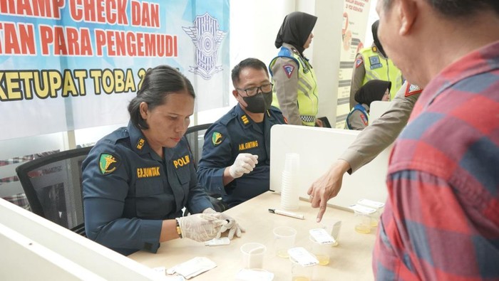 Polisi tes urine puluhan sopir di Terminal Amplas, Medan. Hasilnya, satu orang sopir ditemukan positif narkoba. (Foto: dok Polda Sumut).