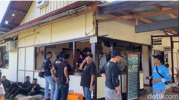 Polsek Sorong Kepulauan diserang massa yang memaksa melihat tersangka pencabulan. Juhra Nasir/detikcom