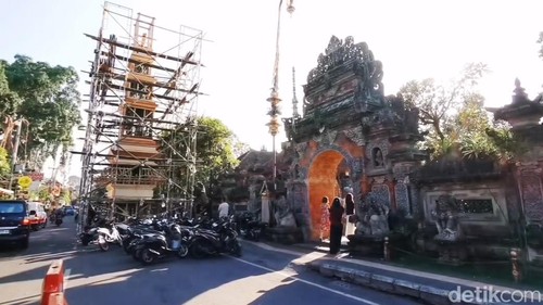 Prosesi pembuatan bade tumpang Sembilan di Puri Saren Kauh dibantu para undagi dan warga setempat, Sabtu (6/4/2024). (Putu Krista/detikBali).