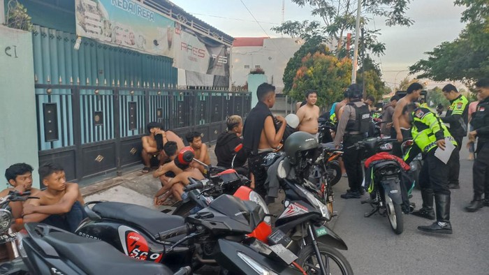 Puluhan pemuda dan motor yang diamankan saat balap liar di Kediri.