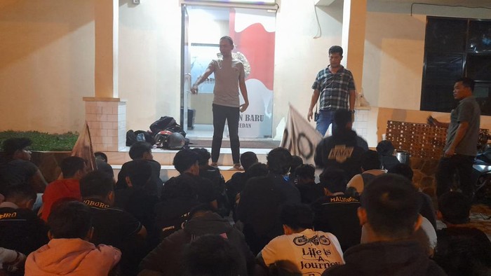 Puluhan remaja yang tergabung dengan geng motor diamankan kepolisian saat melintas di Jalan Nibung, Kecamatan Medan Petisah, Kota Medan. (Polsek Medan Baru)