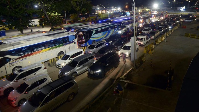 Puncak arus mudik Pelabuhan Bakauheni Sejumlah kendaraan antre menunggu jadwal naik ke atas kapal di Dermaga Eksekutif Pelabuhan Bakauheni, Lampung Selatan, Lampung, Sabtu (7/4/2024). Menurut data Posko Bakauheni selama 24 jam terakhir, total kendaraan yang telah menyeberang dari pulau Sumatera menuju pulau Jawa sejak H-10 hingga H-4 mencapai 49.426 unit kendaraan, serta total penumpang yang sudah menyebrang dari Pulau Sumatera ke Pulau Jawa sebanyak 224.863 orang dan diprediksi puncak arus mudik di Bakauheni terjadi tanggal 6 hingga 8 April 2024. ANTARA FOTO/Ardiansyah/pras.