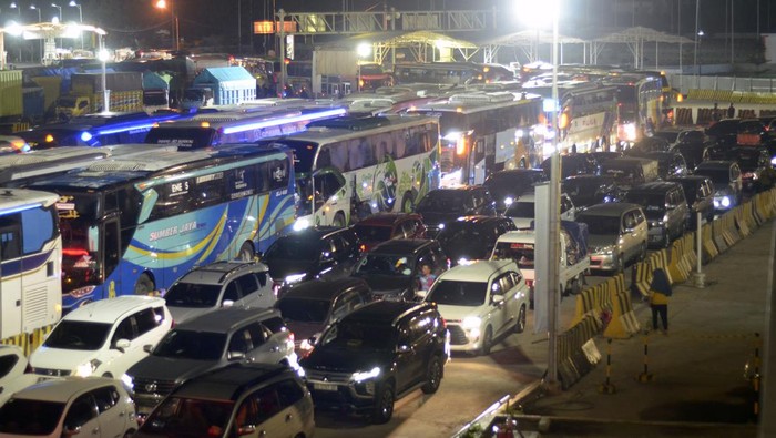 Puncak arus mudik Pelabuhan Bakauheni Sejumlah kendaraan antre menunggu jadwal naik ke atas kapal di Dermaga Eksekutif Pelabuhan Bakauheni, Lampung Selatan, Lampung, Sabtu (7/4/2024). Menurut data Posko Bakauheni selama 24 jam terakhir, total kendaraan yang telah menyeberang dari pulau Sumatera menuju pulau Jawa sejak H-10 hingga H-4 mencapai 49.426 unit kendaraan, serta total penumpang yang sudah menyebrang dari Pulau Sumatera ke Pulau Jawa sebanyak 224.863 orang dan diprediksi puncak arus mudik di Bakauheni terjadi tanggal 6 hingga 8 April 2024. ANTARA FOTO/Ardiansyah/pras.