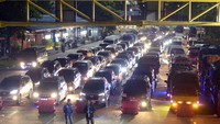 Sejumlah kendaraan antre menunggu jadwal naik ke atas kapal di Dermaga Eksekutif Pelabuhan Bakauheni, Lampung Selatan, Lampung, Sabtu (7/4/2024).