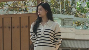 Di foto-foto terbaru yang dirilis tvN, Hong Hae In (Kim Ji Won) terlihat berdiri di depan gerbang rumah. Tampak seperti sedang melepas kepergian Baek Hyun Woo (Kim Soo Hyun) yang setiap hari masih ngantor. Loh kok jadi kayak suami-istri belom cerai gini ya? hehe... (Foto: dok. tvN)