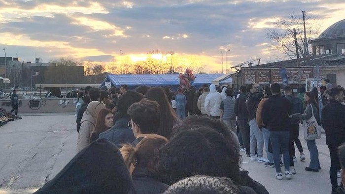 Suasana berburu takjil gratis di Turki, Maret 2024.