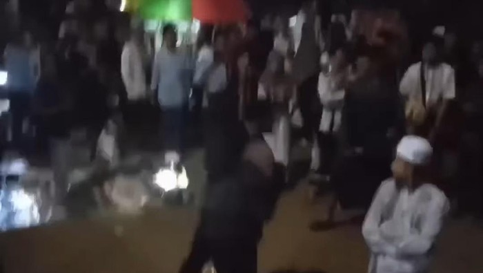 remaja sulut petasan ke jemaah salat Lailatul Qadar di Alun-alun Kota Malang