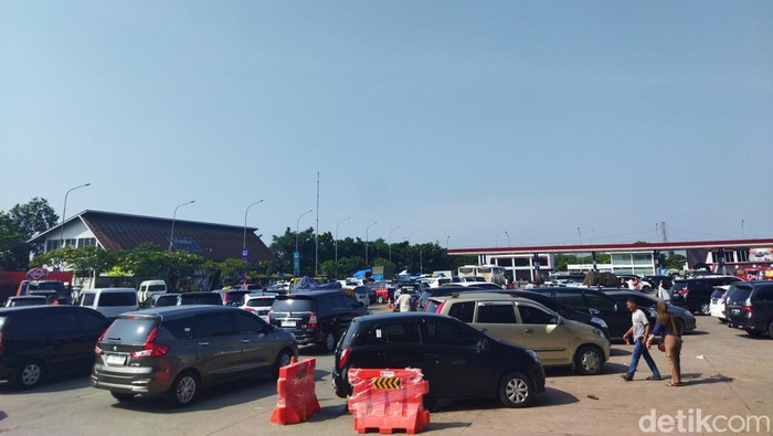 Rest area di Km 57A di Tol Jakarta-Cikampek. (Kurniawan/detikcom).