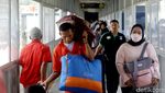 Ribuan Pemudik Pejalan Kaki Padati Pelabuhan Merak