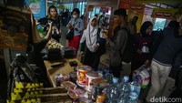 Pemudik pejalan kaki merupakan istilah untuk pemudik dengan kendaraan umum yang turun di Terminal Merak lalu berjalan kaki menuju dermaga pelabuhan.