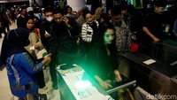 Pemudik antre masuk dermaga.