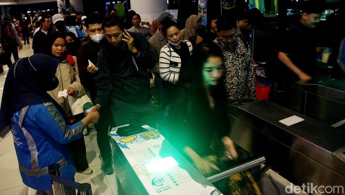 Pada puncak arus mudik H-3 Lebaran 2024, ribuan pemudik pejalan kaki terpantau mulai memadati pelabuhan Merak. Mereka akan menyeberang ke kampung halaman.