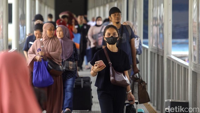Ribuan Pemudik Pejalan Kaki Padati Pelabuhan Merak Pada puncak arus mudik H-3 Lebaran 2024, ribuan pemudik pejalan kaki terpantau mulai memadati pelabuhan Merak. Mereka akan menyeberang ke kampung halaman.