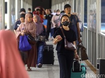 Ribuan Pemudik Pejalan Kaki Padati Pelabuhan Merak