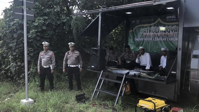 Satlantas Polresta Sidoarjo merukiah jalan yang rawan kecelakaan