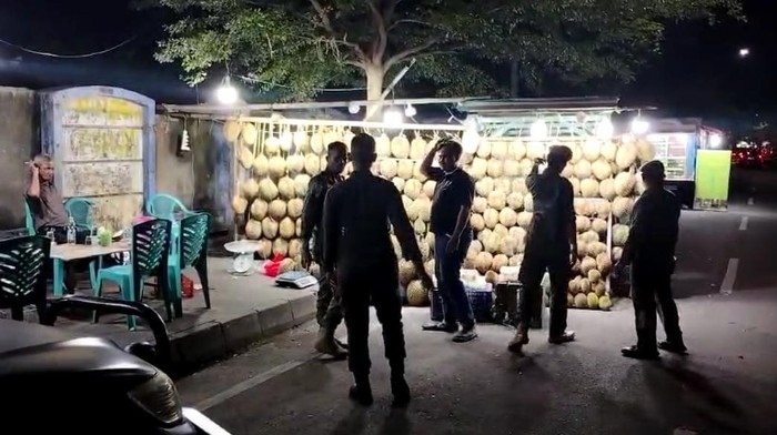 Satpol PP Makassar menertibkan pedagang pakai bahu jalan.