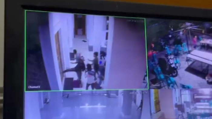 Sekelompok remaja terekam CCTV menendang pintu masjid di Luwu Utara.