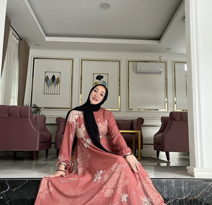 Selain Sibuk Jualan Kue, Angelina Sondakh Juga Sering Kulineran Selain Sibuk Jualan Kue, Angelina Sondakh Juga Sering Kulineran