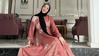Angelina menawarkan kue lapis sebagai menu andalannya. Harganya mulai dari Rp 215 ribuan. Ia membuat kue ini sendiri untuk menjamin kualitasnya. Foto: Instagram angelinasondakh09