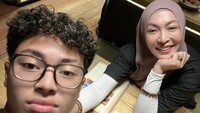 Bersama anak satu-satunya dari pernikahan bersama Adjie Massaid, Keanu, Angelina Sondakh tampak sedang makan bersama di mall. Mereka pesan menu salad hingga pasta. Foto: Instagram angelinasondakh09