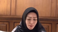Angelina Sondakh juga suka buat konten seru bersama makanan nih. Salah satunya ketika ia makan spaghetti sambil dubbing percakapan soal seseorang yang seperti ular. Foto: Instagram angelinasondakh09
