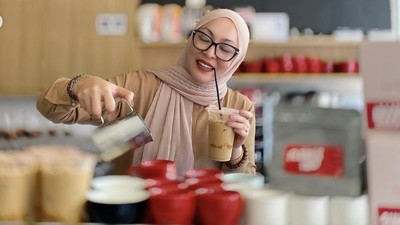 Selain Sibuk Jualan Kue, Angelina Sondakh Juga Sering Kulineran