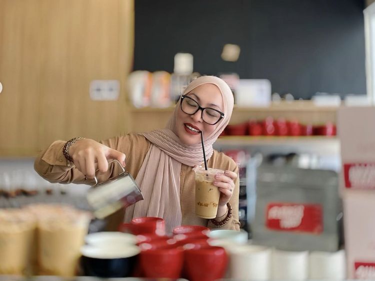 Selain Sibuk Jualan Kue, Angelina Sondakh Juga Sering Kulineran