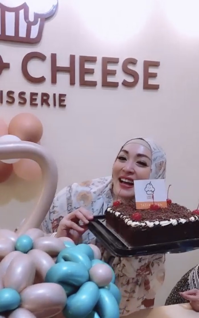 Selain Sibuk Jualan Kue, Angelina Sondakh Juga Sering Kulineran Selain Sibuk Jualan Kue, Angelina Sondakh Juga Sering Kulineran