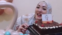 Di Aceh ia mampir ke toko kue Choco Cheese Patisserie. Angelina Sondakh ngaku paling suka kue black forest. Foto: Instagram angelinasondakh09