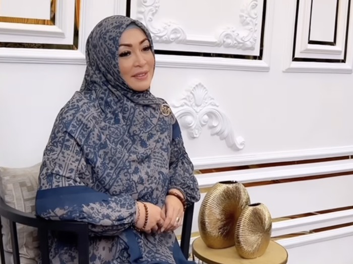 Selain Sibuk Jualan Kue, Angelina Sondakh Juga Sering Kulineran