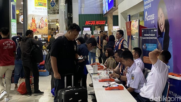 Stasiun Gambir Bertransformasi Menjadi Lautan Manusia Jelang Puncak Mudik Lebaran